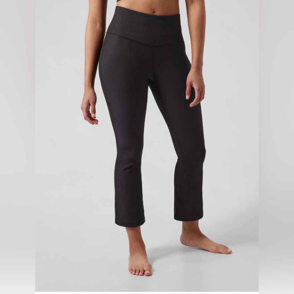 Athleta Women’s Elevation Ribbed Crop Flare 3/4 Black  Legging NWOT trendy